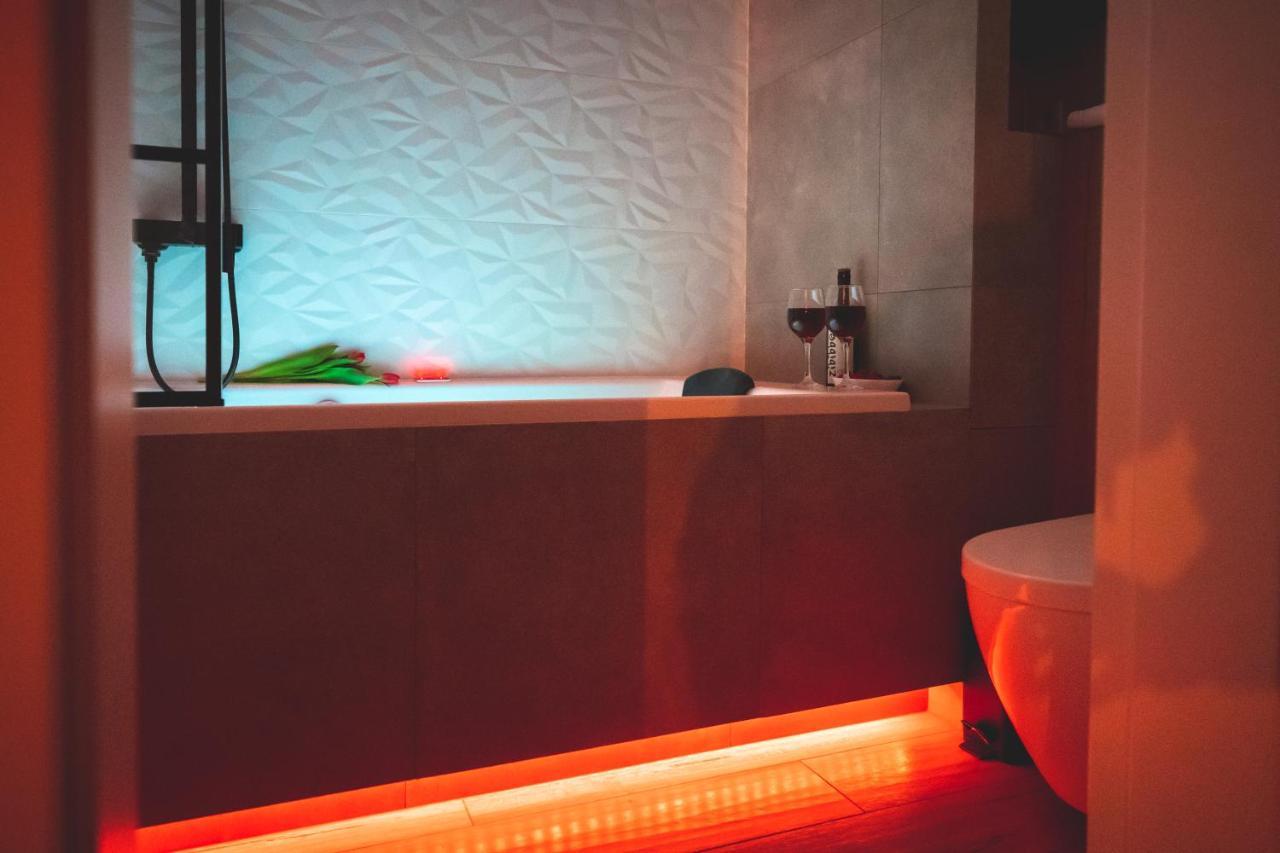 Movie Jacuzzi Apartment At The Main Station By Noclegi Renters كراكوفيا المظهر الخارجي الصورة