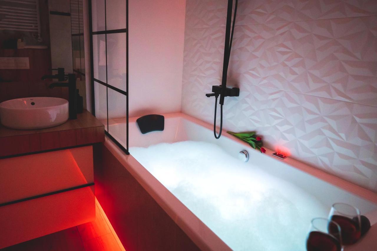 Movie Jacuzzi Apartment At The Main Station By Noclegi Renters كراكوفيا المظهر الخارجي الصورة