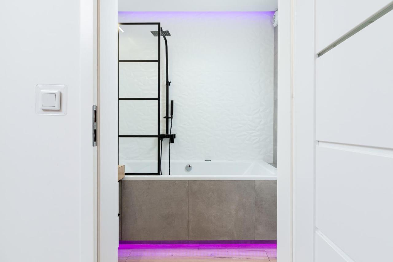 Movie Jacuzzi Apartment At The Main Station By Noclegi Renters كراكوفيا المظهر الخارجي الصورة