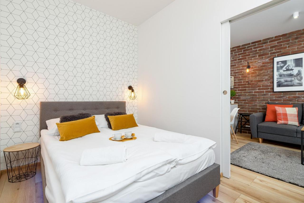 Movie Jacuzzi Apartment At The Main Station By Noclegi Renters كراكوفيا المظهر الخارجي الصورة