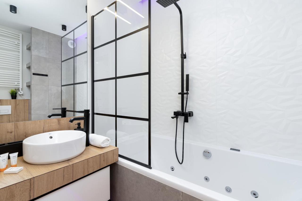 Movie Jacuzzi Apartment At The Main Station By Noclegi Renters كراكوفيا المظهر الخارجي الصورة